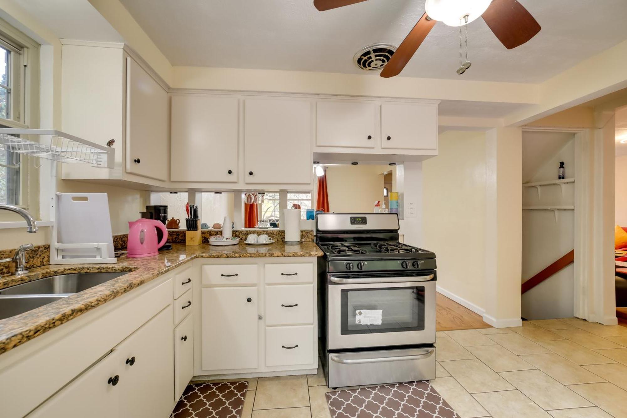 Cute With Patio About 7 Mi To Dtwn Holiday home *